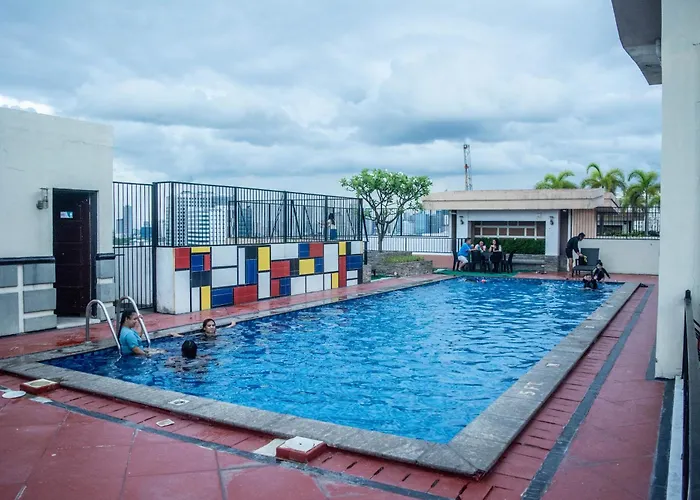 Elivion Staycations At Mckinley Hill, Near Venice, Bgc, With Pool & Wifi